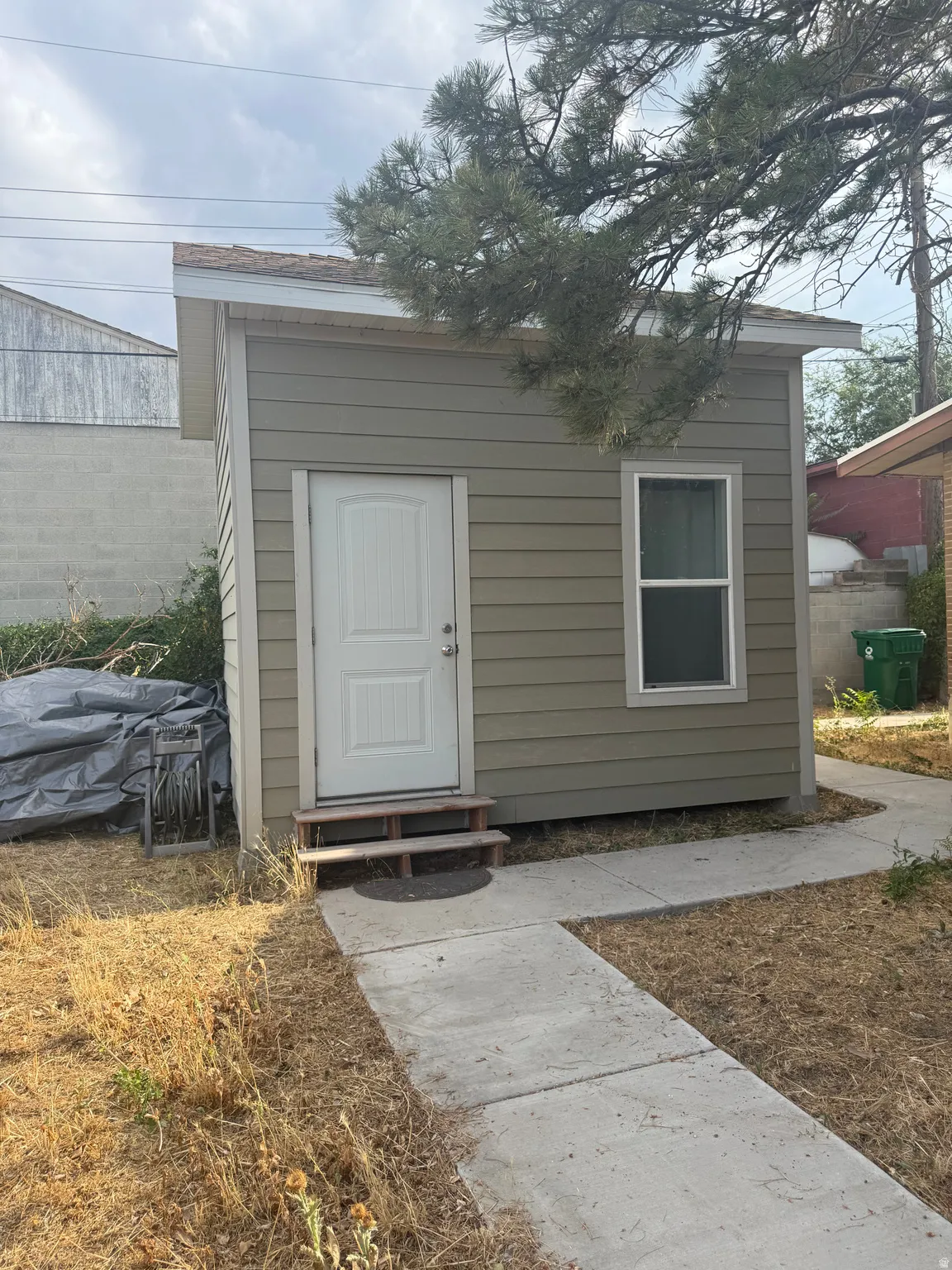 Multipurpose room that can be used as an office, hobby room or storage.