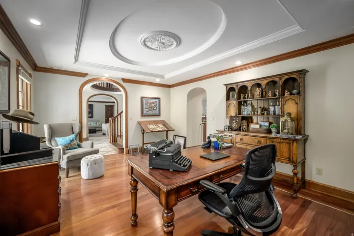 Recessed lighting with a decorative ceiling medallion