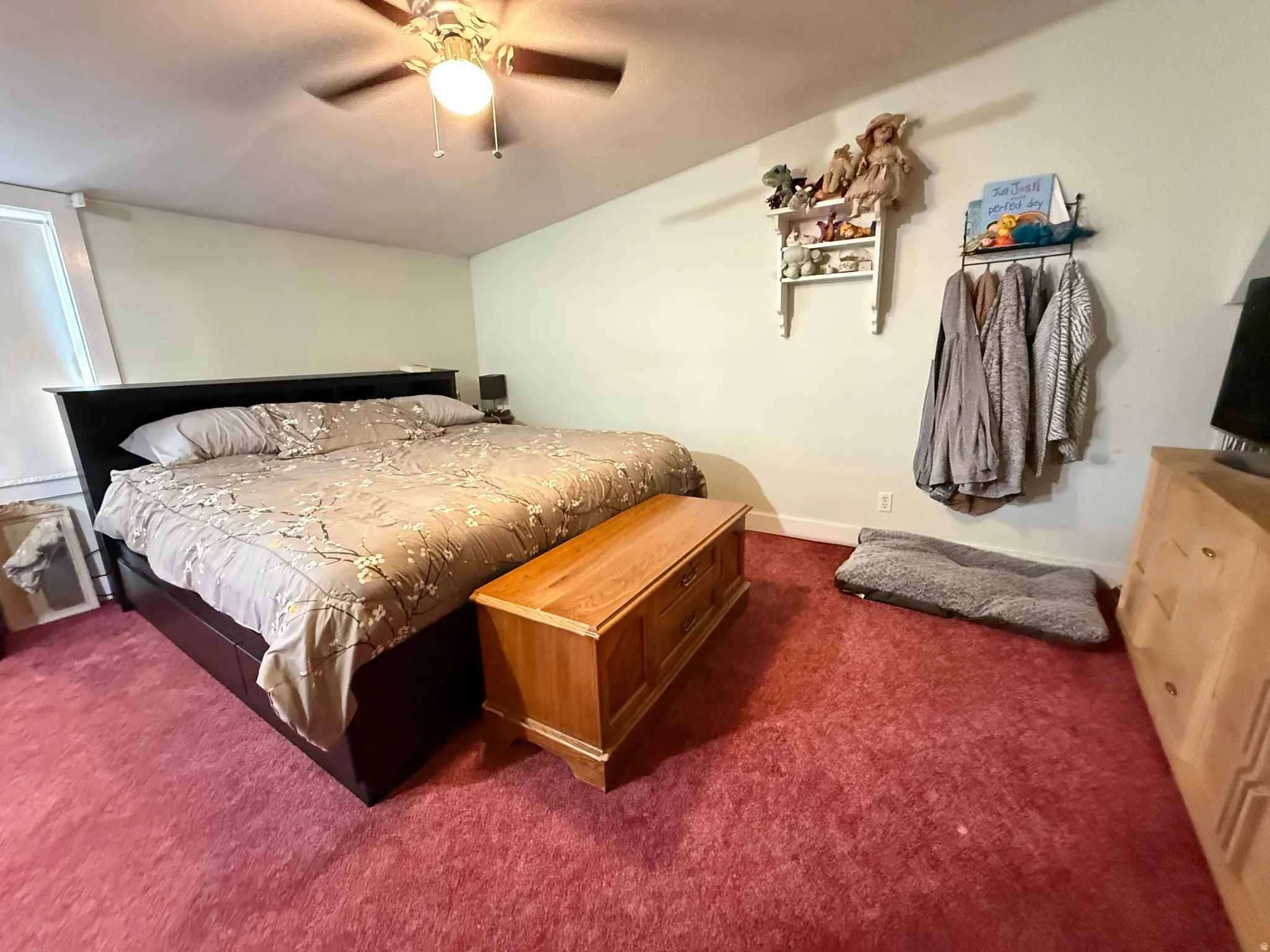 Ceiling fan with integrated lighting
