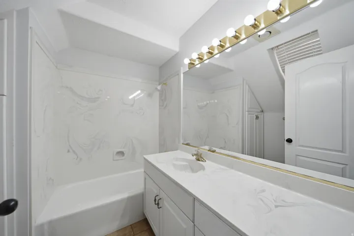 Bathtub with a white surround and integrated soap dish
