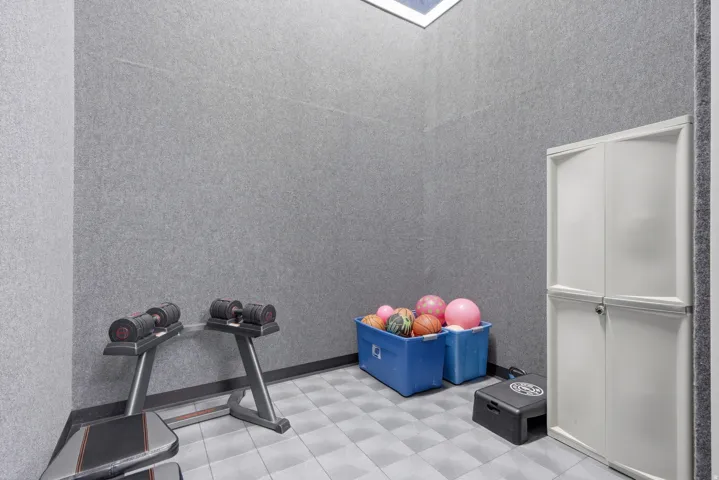 Gray textured wall covering and a light gray tiled floor