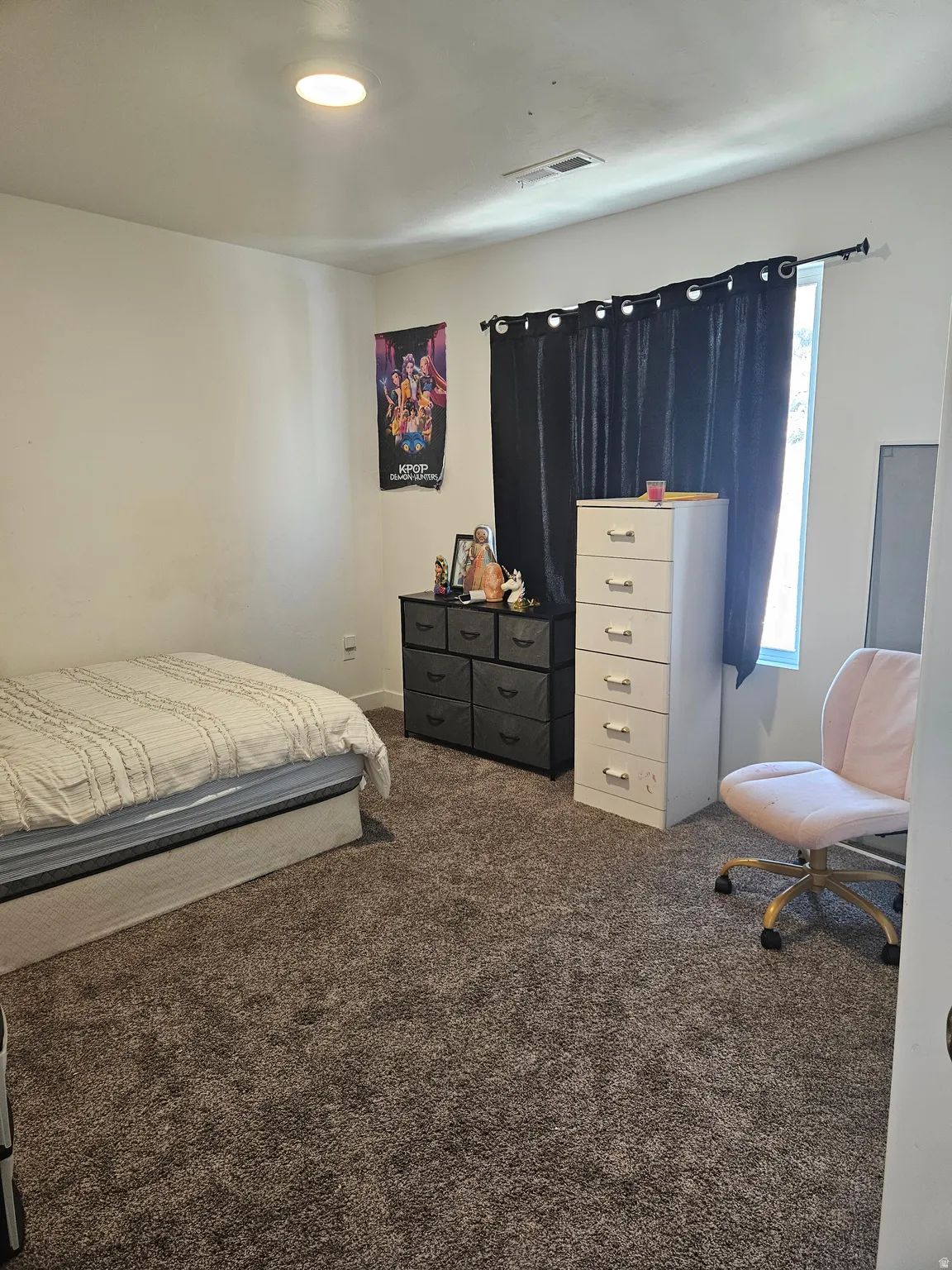 Recessed ceiling lighting, carpeted flooring, and a single window