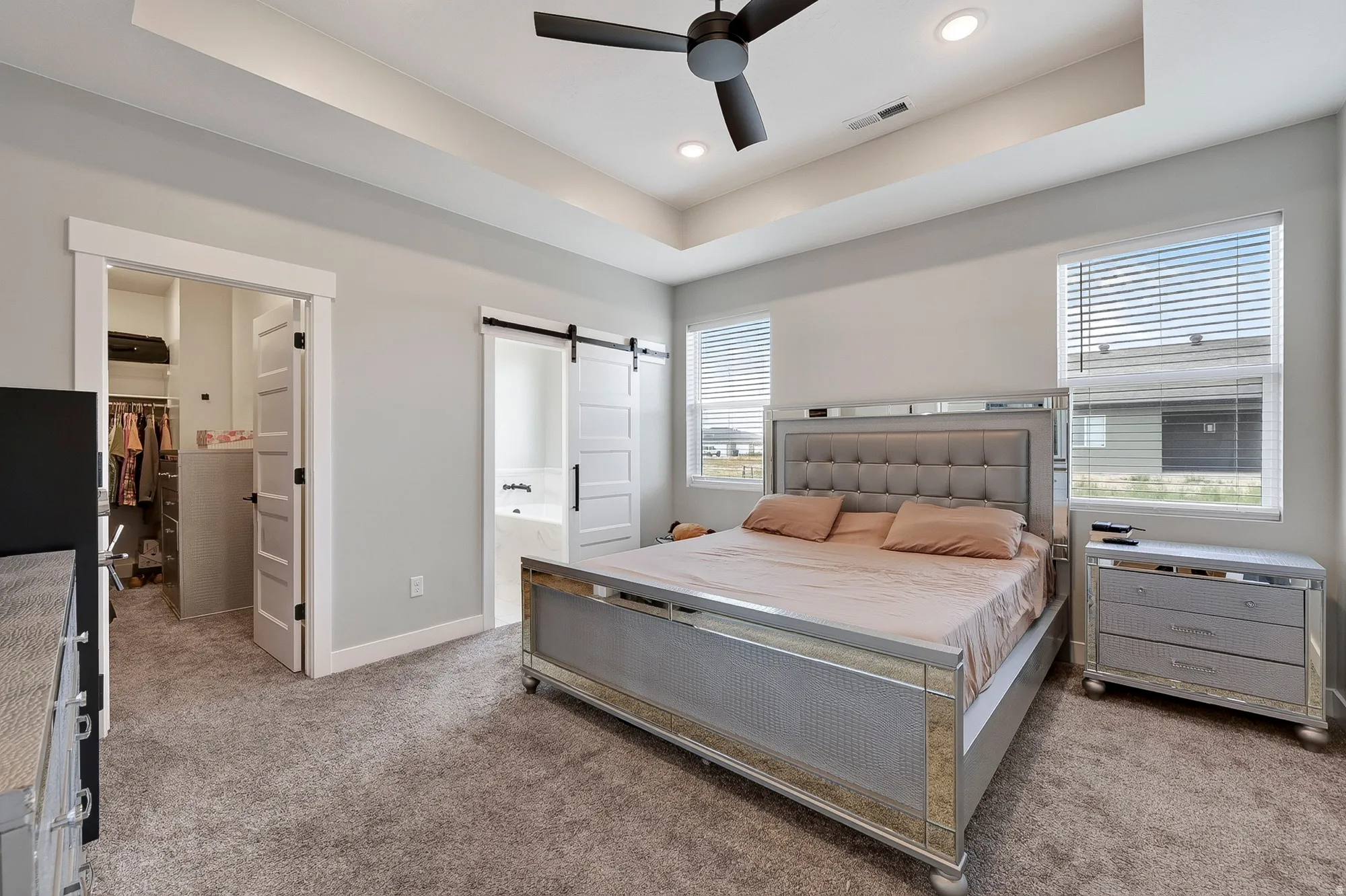 Tray ceiling with recessed lighting and ceiling fan