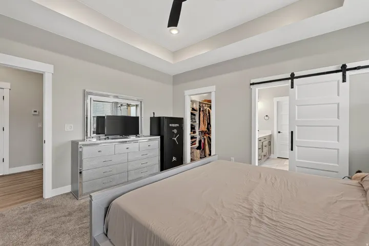 Tray ceiling with recessed lighting