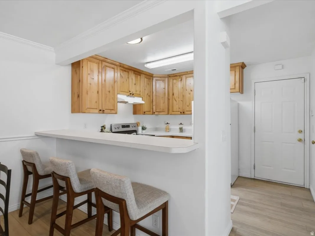 Breakfast bar featuring a light-toned countertop