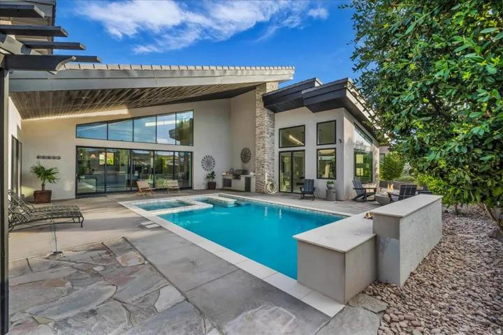 Outdoor swimming pool with integrated spa