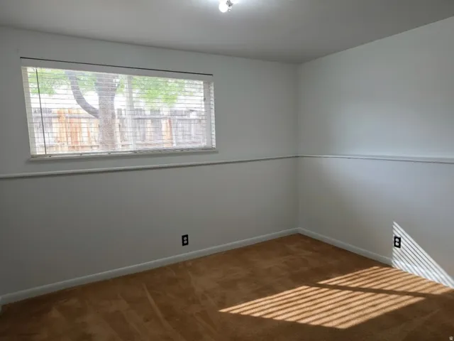 Recessed window with horizontal blinds