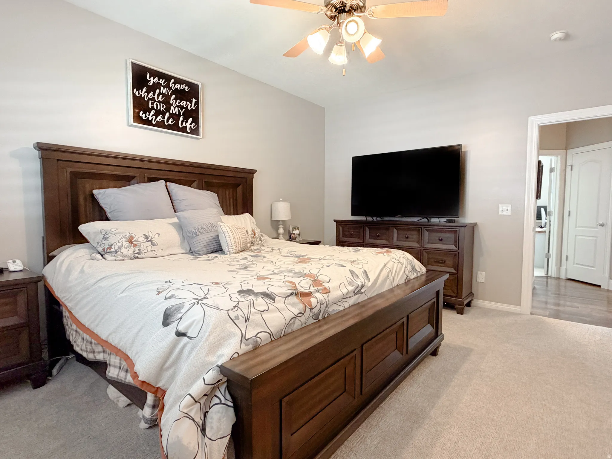 Recessed lighting, ceiling fan with integrated lighting, neutral wall paint, and light-toned carpeting