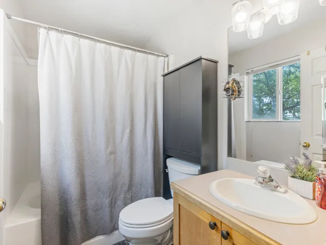 White shower/tub combination with a wall-mounted shower head