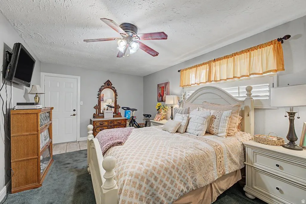 Ceiling fan with integrated lighting