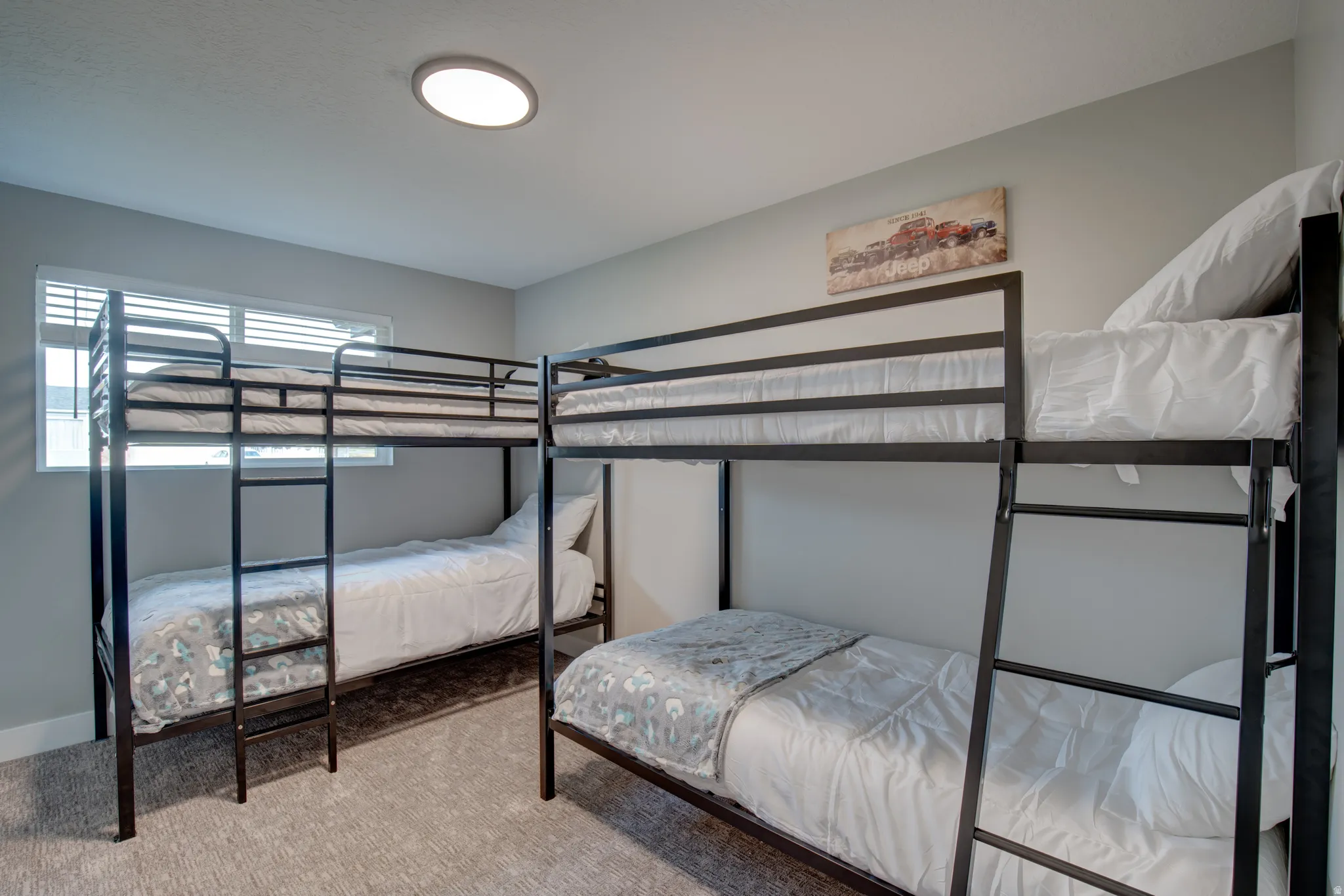 Recessed ceiling light fixture
