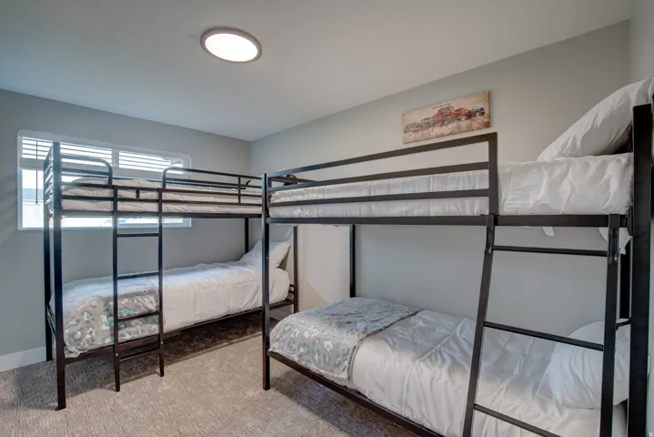 Recessed ceiling light fixture