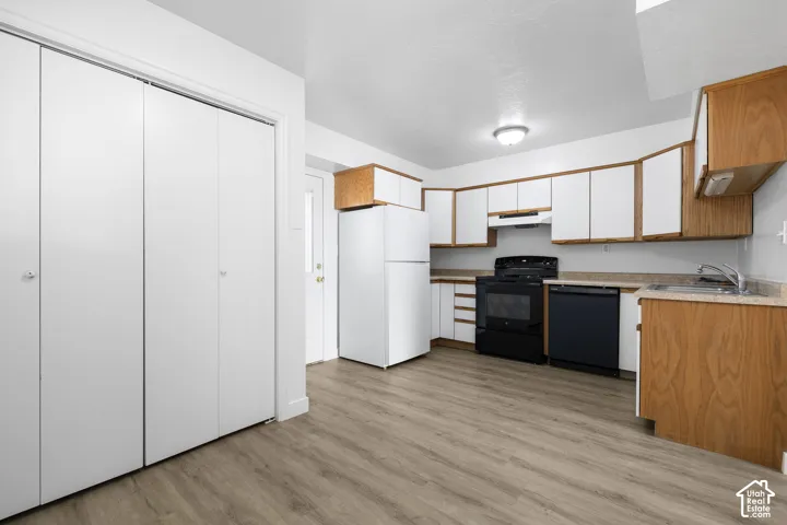 2986 - Kitchen featuring wood-finish flooring, two-tone cabinetry, and a full suite of appliances
