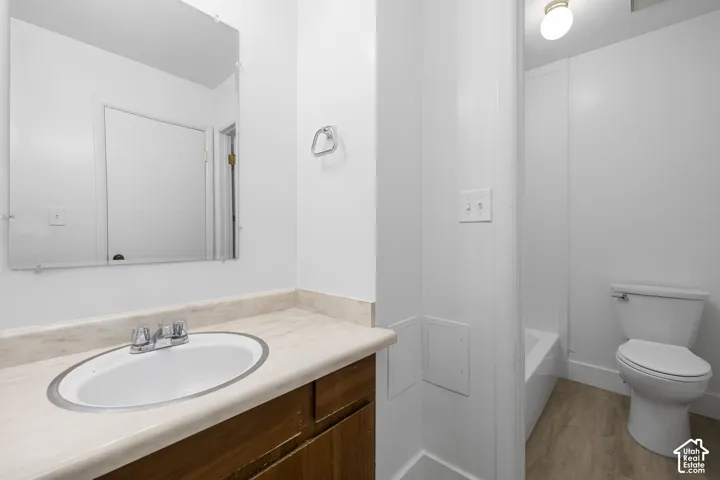 2984 - Vanity with an integrated oval sink and chrome faucet