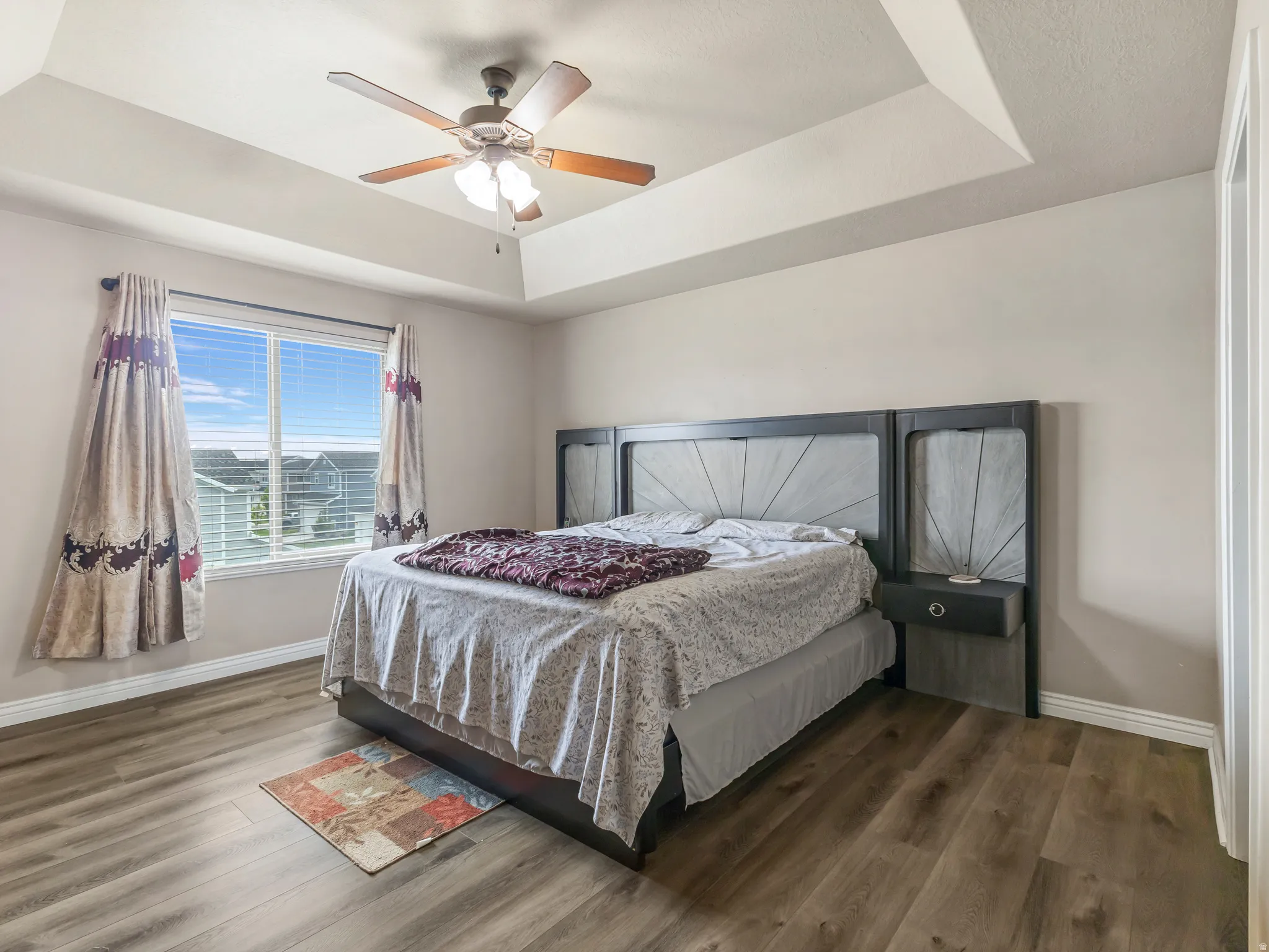 Tray ceiling with a ceiling fan