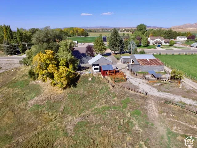 Multiple outbuildings, including a large barn with a corrugated metal roof