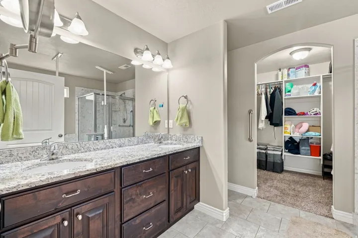 Dual vanity with granite countertop and undermount sinks
