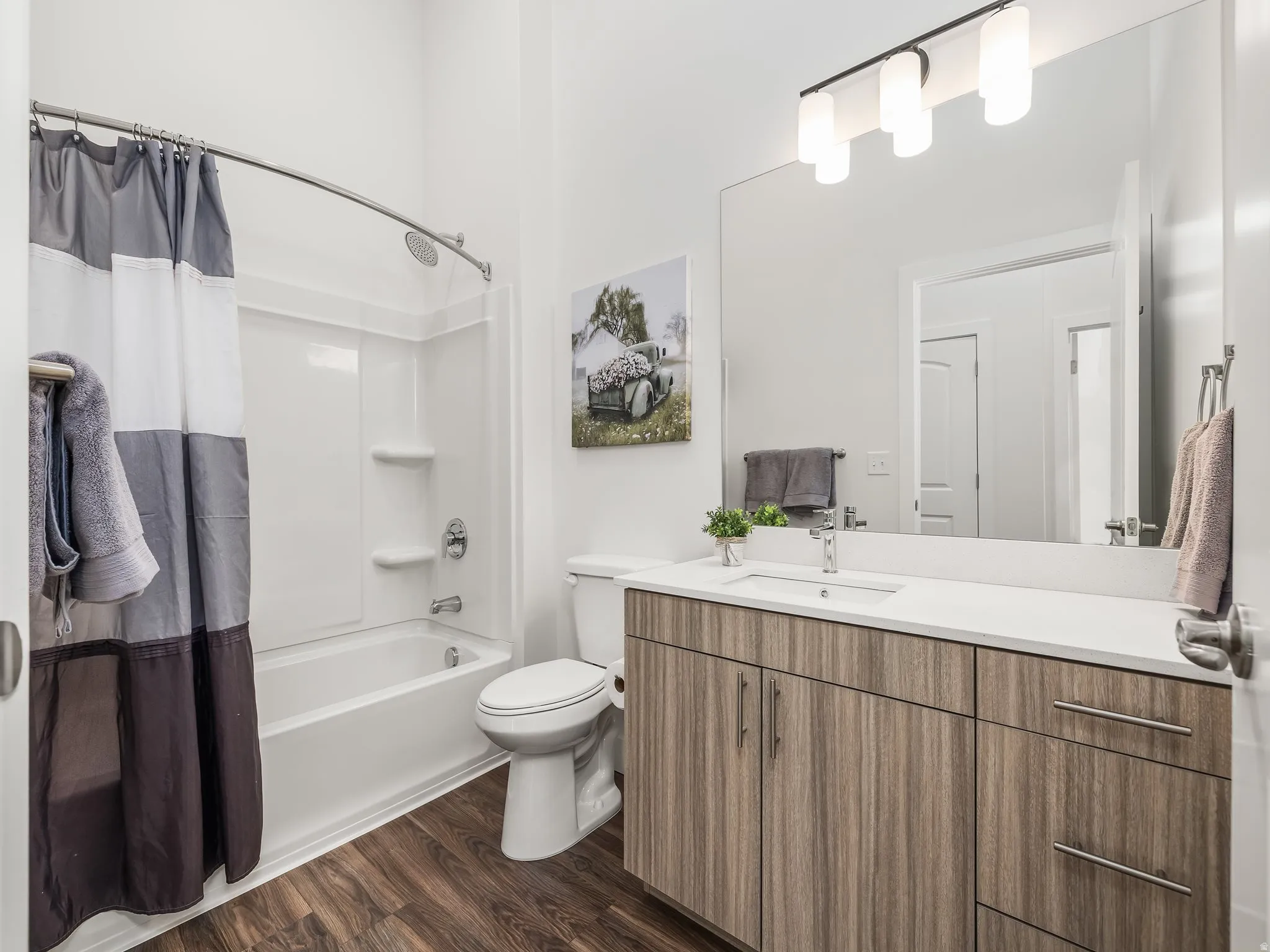 Full hall bathroom