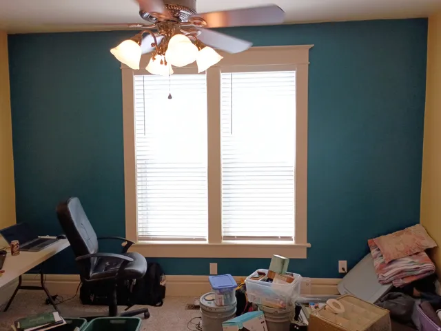 Ceiling fan with integrated lighting