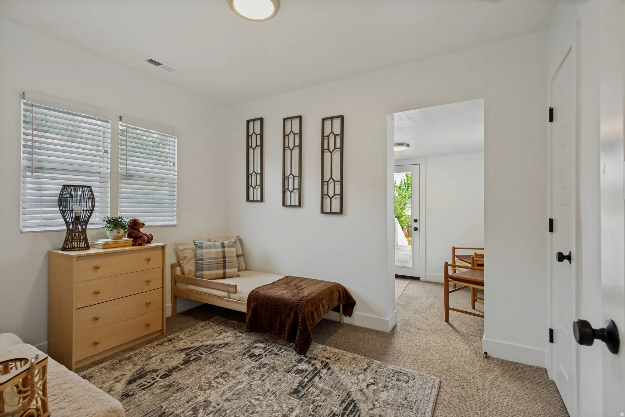 White walls complement the neutral carpeting