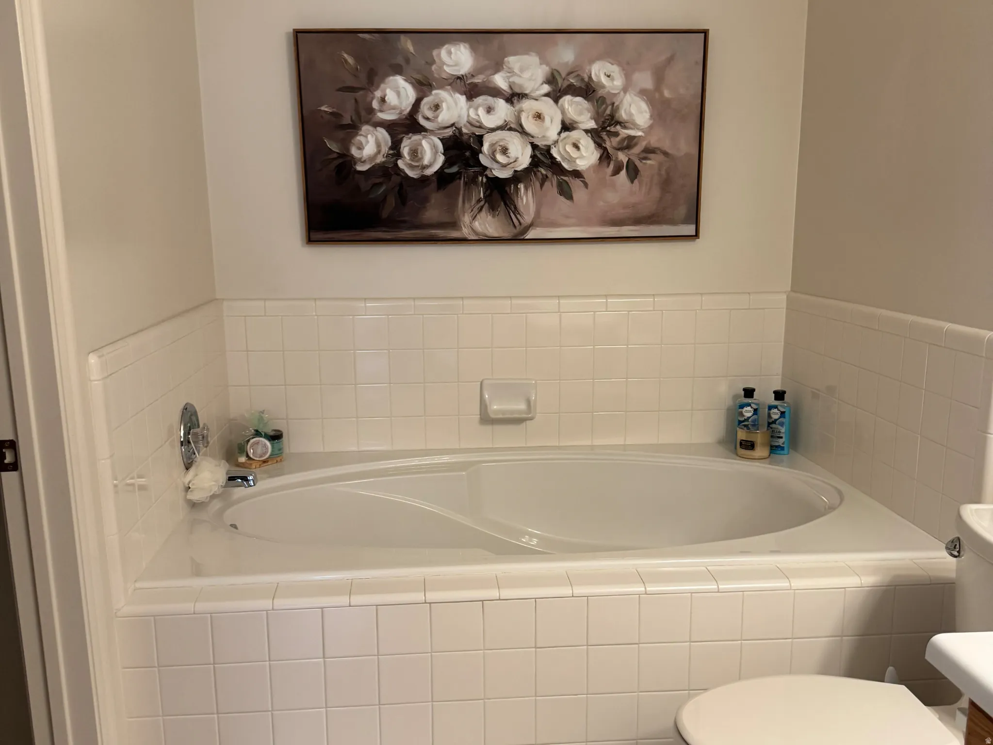Built-in corner soaking tub with tile surround and deck
