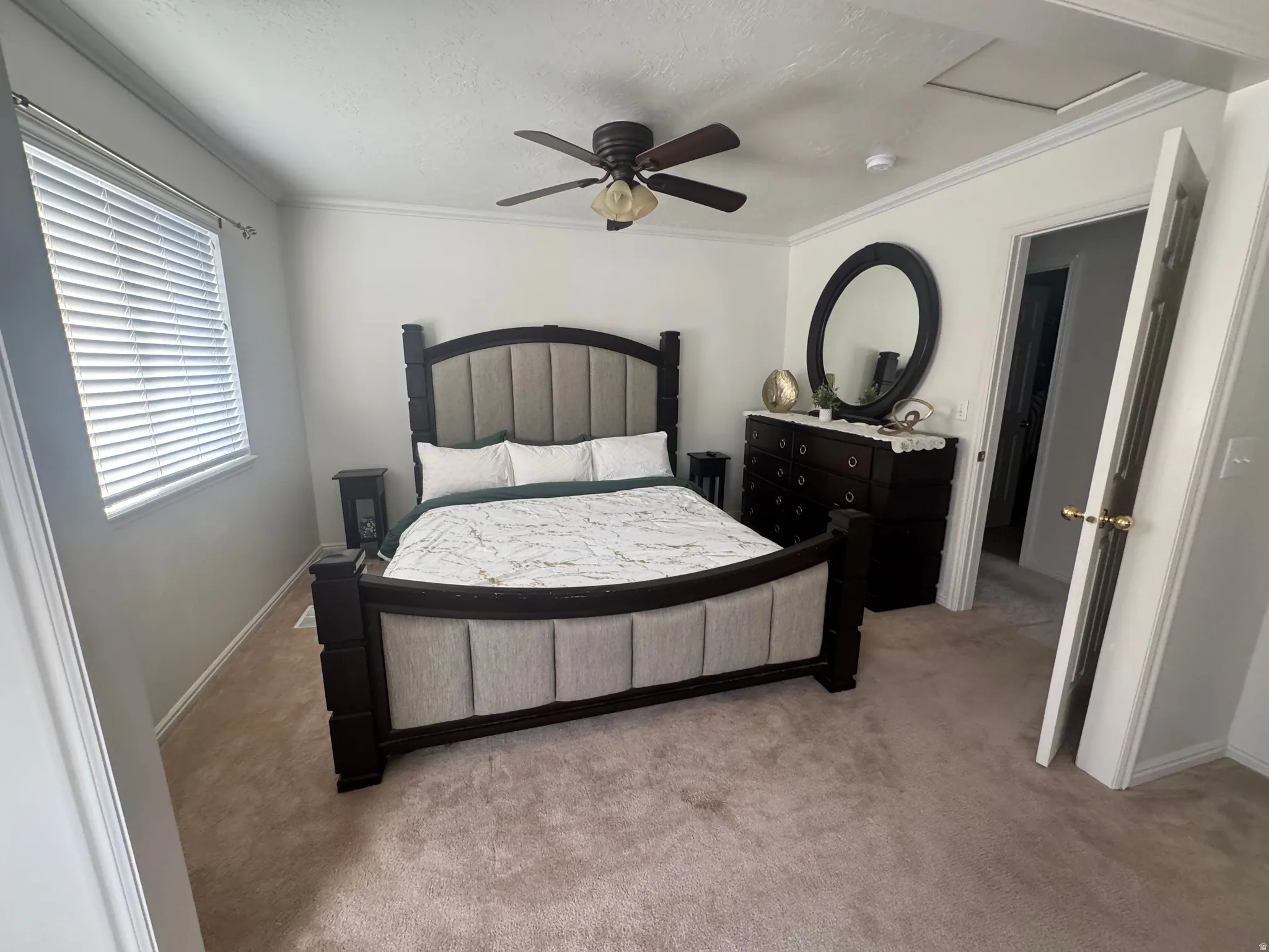 Recessed window with horizontal blinds