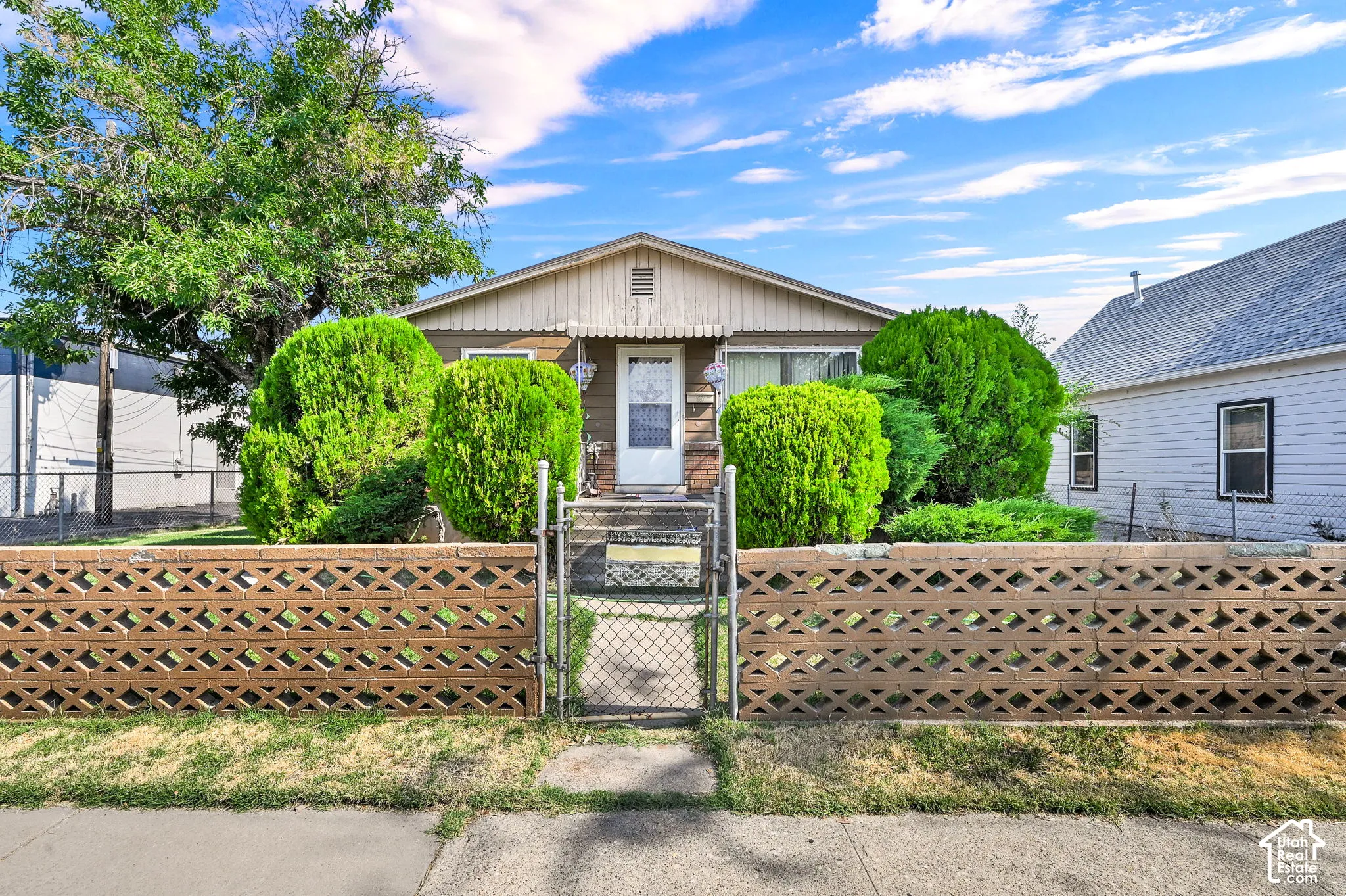 Fully fenced yard, south facing