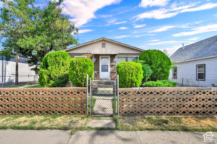 Fully fenced yard, south facing