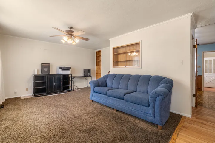 Ceiling fan with integrated lighting