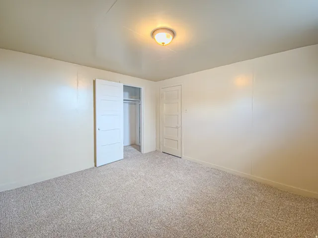 Wall-to-wall carpeting and neutral wall tones