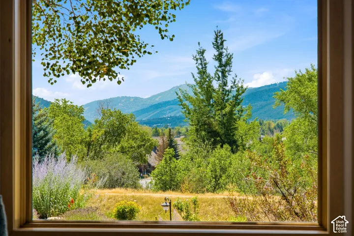 Enjoy views of 3 ski resorts right from your living room! (Park City, Canyons, and Deer Valley) You can even see the fireworks from the comfort of your own home during the holidays.