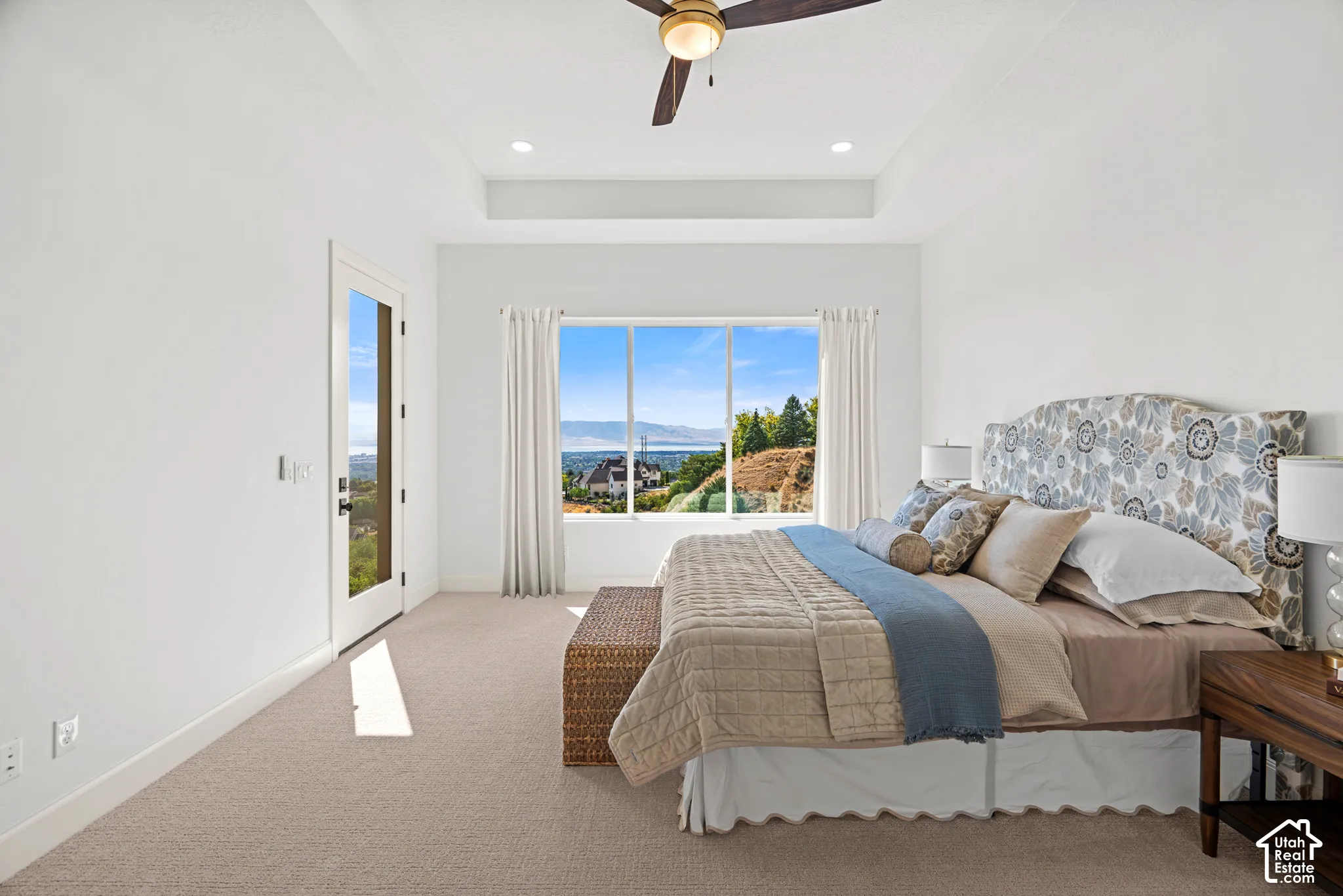 Tray ceiling with recessed lighting