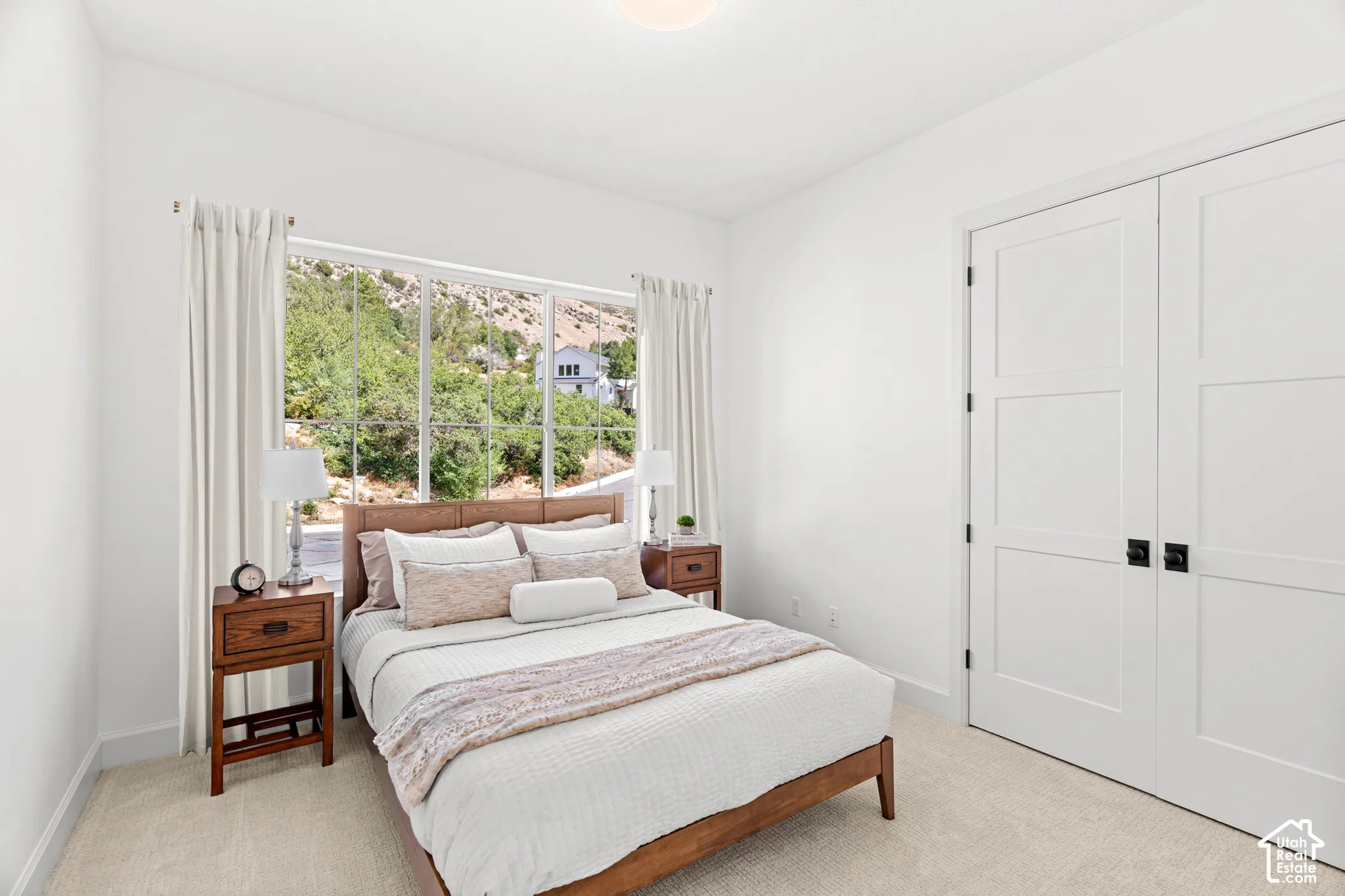 Large window with expansive outdoor scenery
