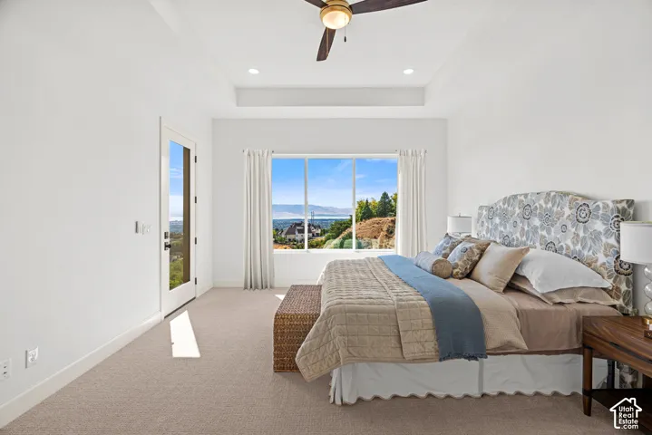 Tray ceiling with recessed lighting