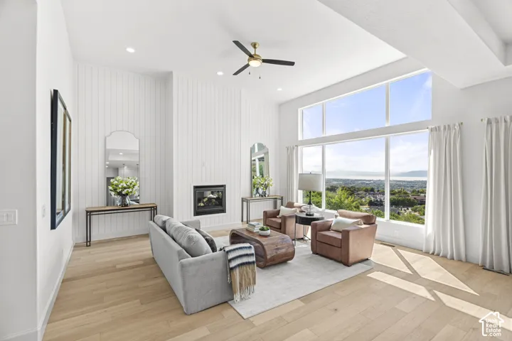 Vaulted ceilings with a ceiling fan, recessed lighting, and expansive windows
