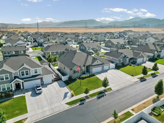 Expansive neighborhood featuring numerous detached residences with varied architectural styles
