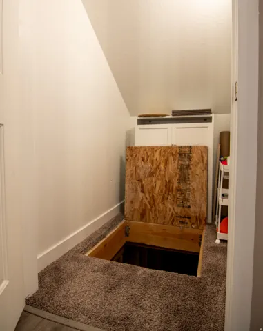 Carpeted floor with an integrated floor hatch