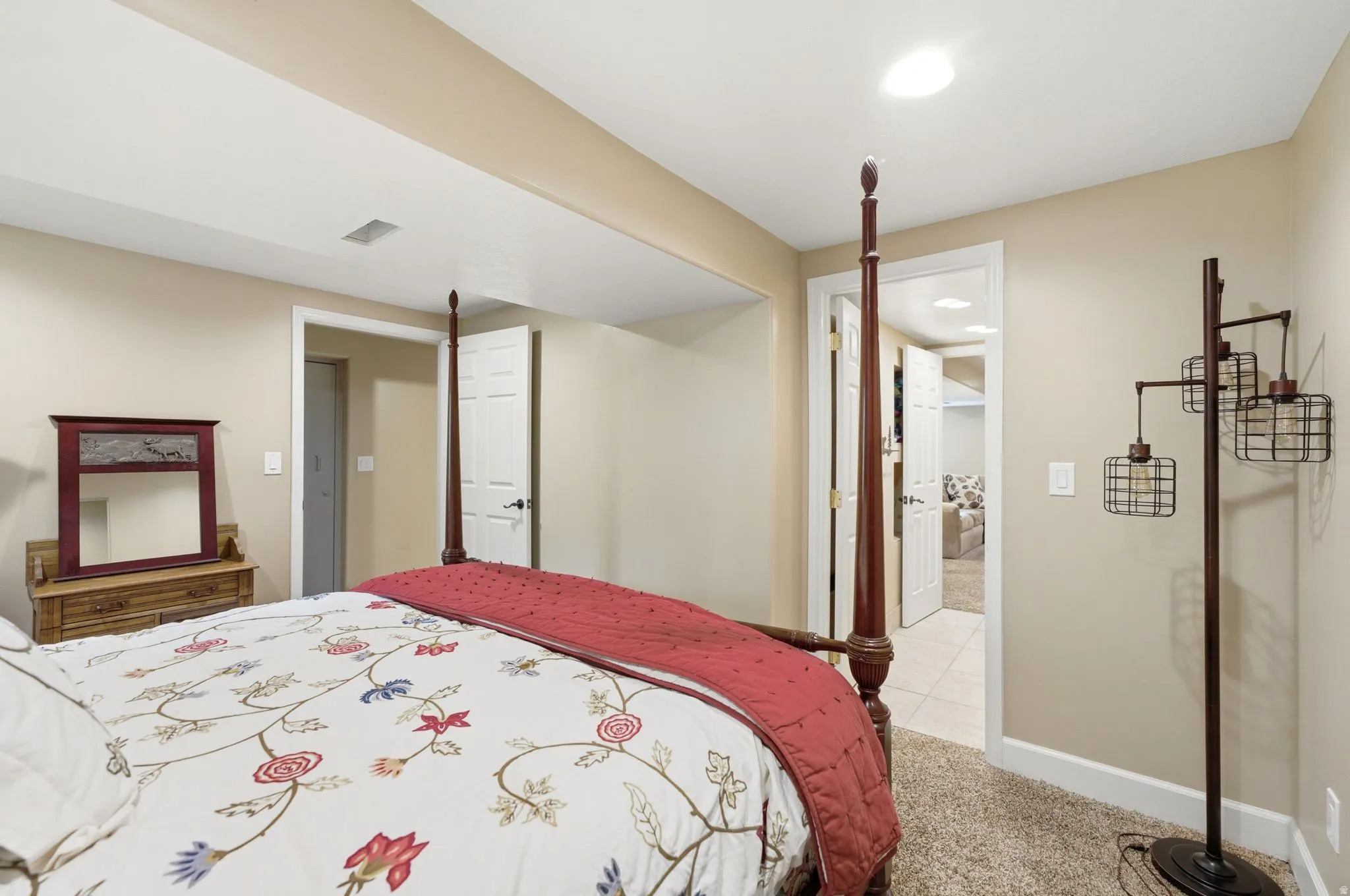 Recessed ceiling lighting, neutral wall paint, white trim, and light-colored carpeting
