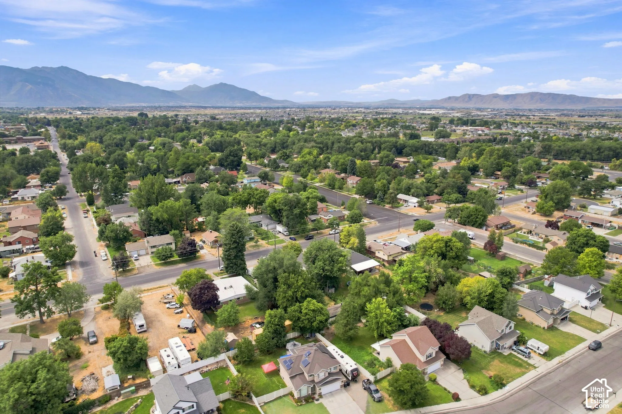 Expansive neighborhood with abundant mature trees and mountainous scenery
