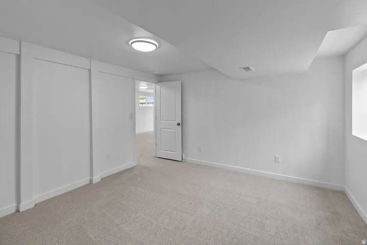 Neutral wall paint with carpet flooring