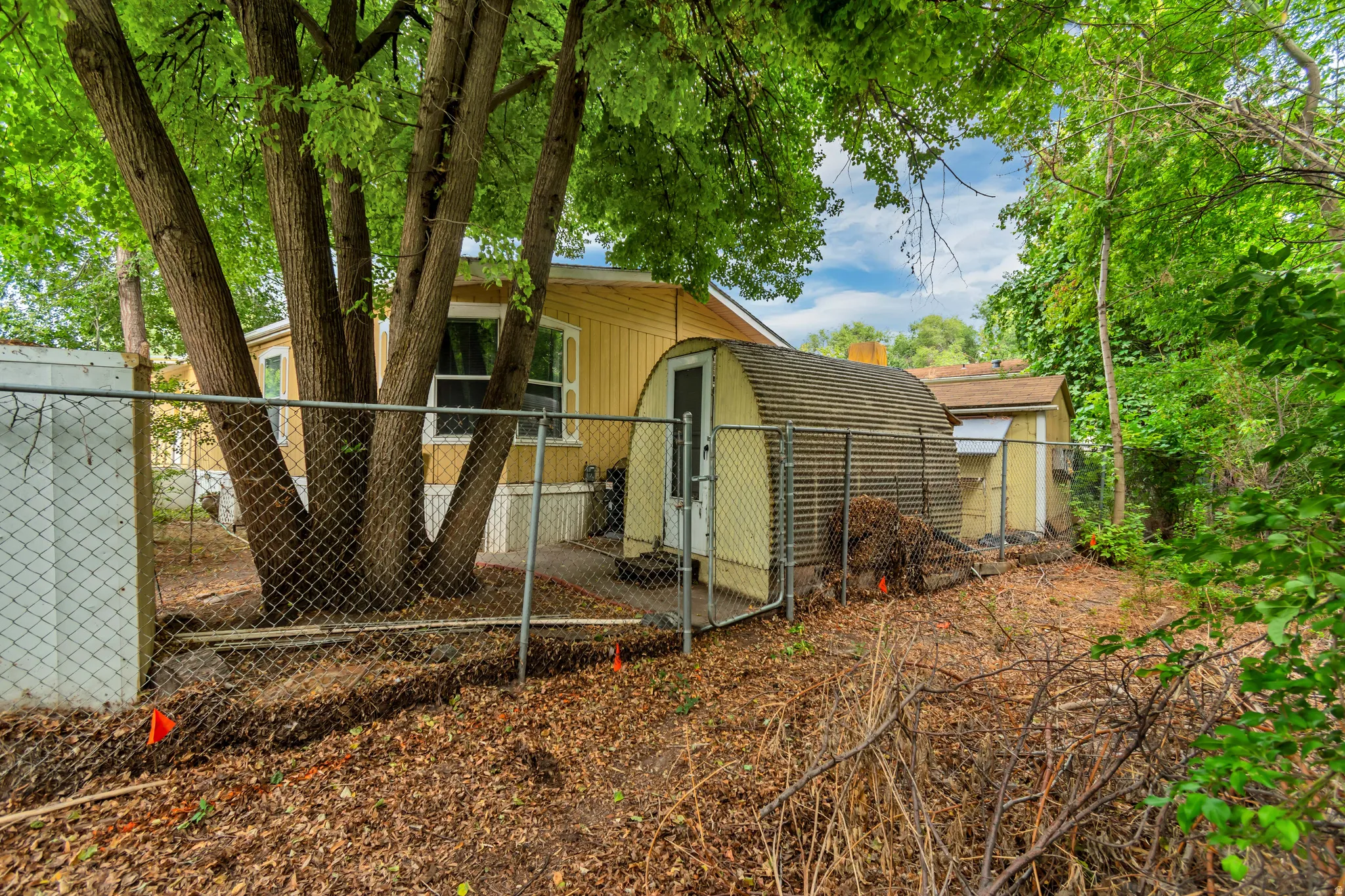 Photo taken from back showing prime lot backing natural habitat