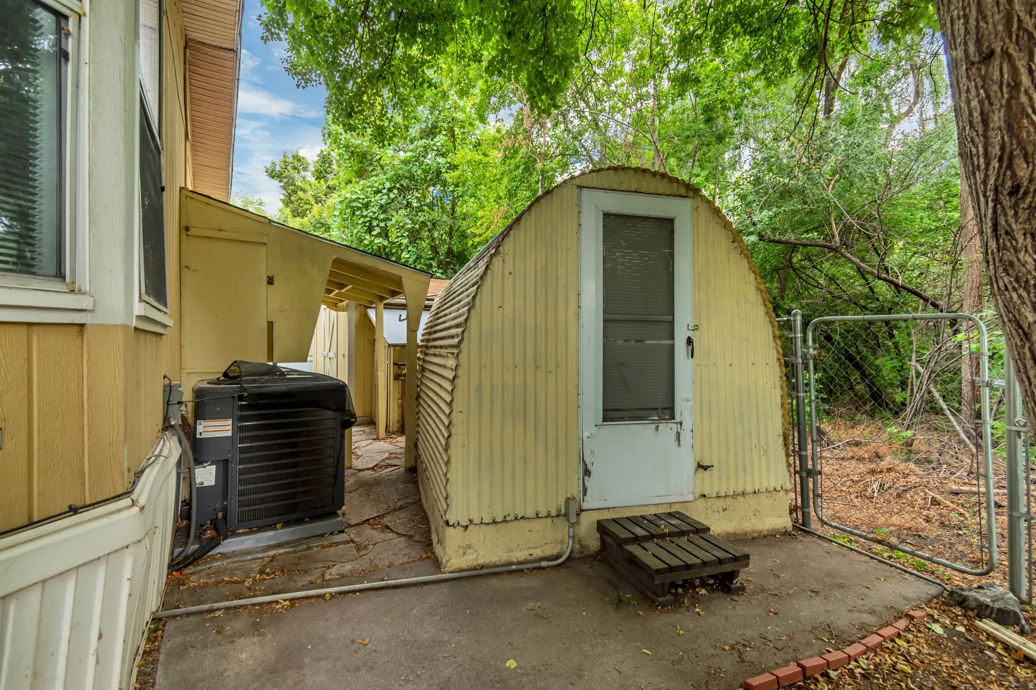 Large newer AC Unit, Green house for more storage, gardening projects and more!