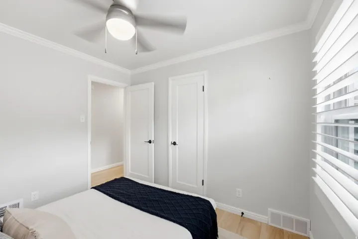 Recessed lighting, ceiling fan, crown molding, light wood-finish flooring, and white window blinds