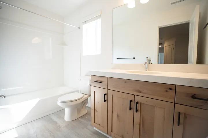 Full bathroom in upstairs hallway