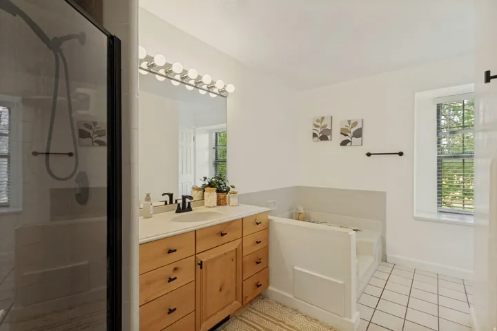 Upper level full bath