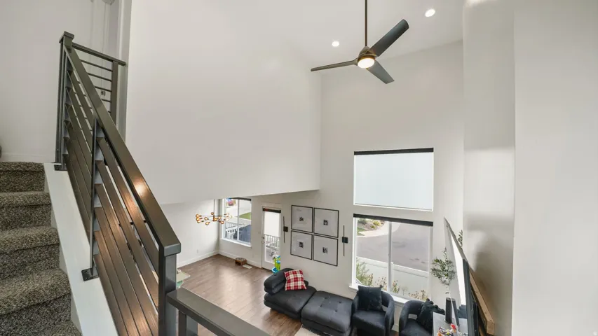 Voluminous living space with high ceilings and recessed lighting