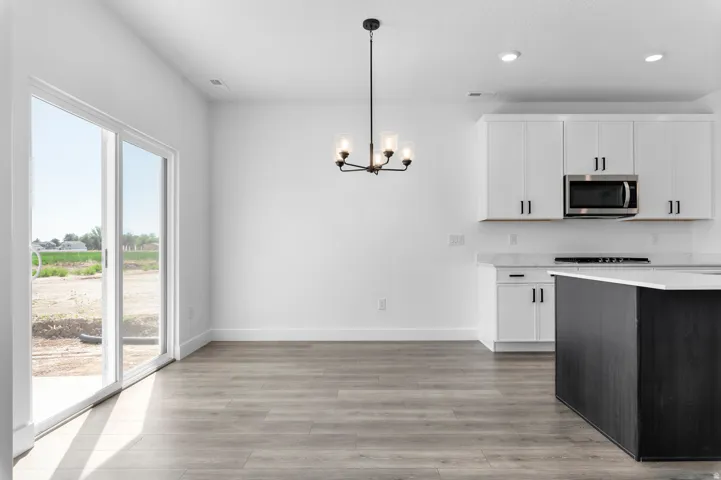 Picture of a model Cali. Not of current listing.