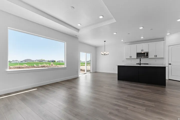 Picture of a model Cali. Not of current listing.
