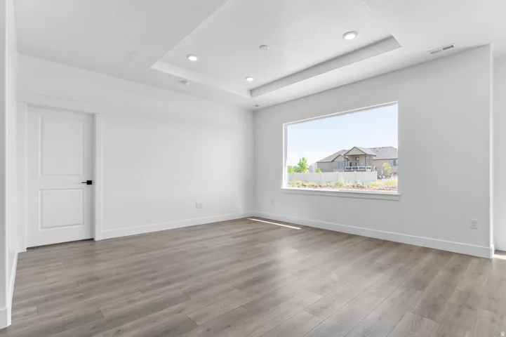 Picture of a model Cali. Not of current listing.