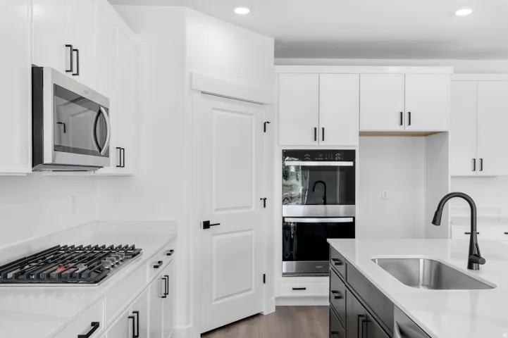 Picture of a model Cali. Not of current listing.